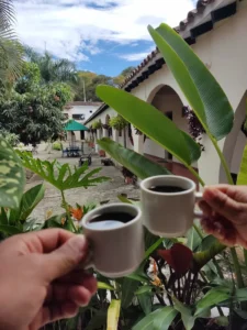 Escapada a Guaduas: Piscina, Naturaleza y Atardeceres en Hacienda La Pola