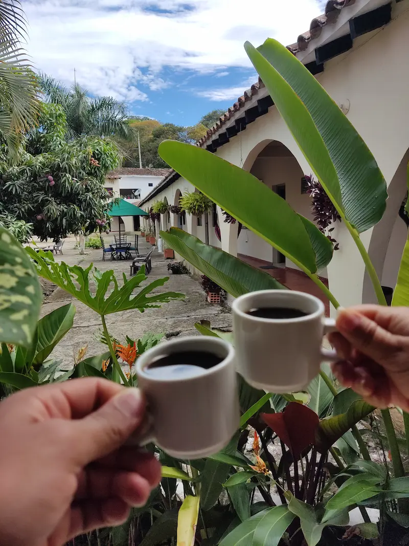 Escapada a Guaduas: Piscina, Naturaleza y Atardeceres en Hacienda La Pola